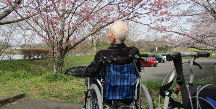 車いすの女性と若い女性