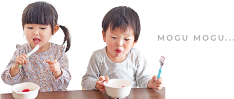 子どもが食事している写真