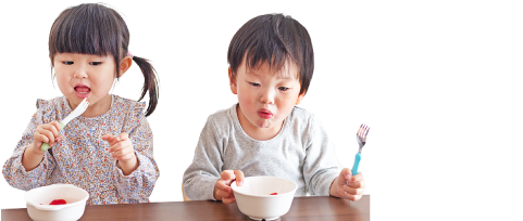 子どもが食事している写真